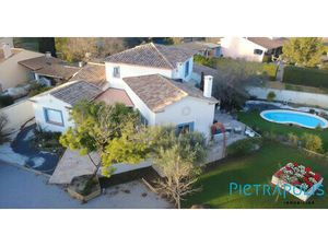 PAULHAN : Sur une parcelle de 1230m²  Villa T5 144m²  piscine 