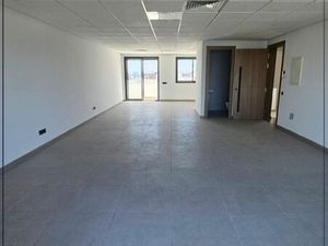 Bureau 79 m² avec terrasses et parking   Emplacement stratégique