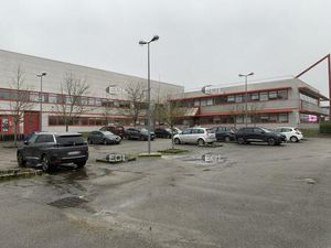 A LOUER Maurepas bâtiement indépendnat de 6 161m²
