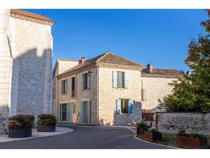 Maison de village avec terrasse au toit et garage