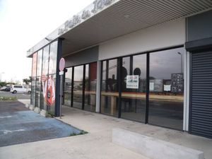 Location local commercial 376m2 Perpignan 66000 - 4150 € - Surface Privée