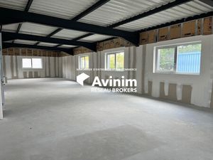 LOCAL COMMERCIAL DIVISIBLE au 1er étage d'un axe très passant