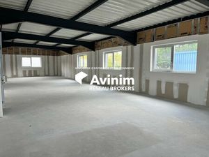 LOCAL COMMERCIAL DIVISIBLE au 1er étage d'un axe très passant