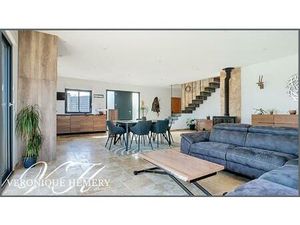 Belle contemporaine avec beaucoup d'aisance et de charme