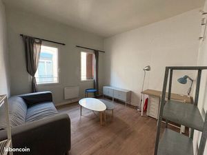 APPART T1bis CASTELNAUDARY ■UN SALON  UN COIN NUIT  UN COIN CUISINE EQUIPEE  UNE SALLE DE 