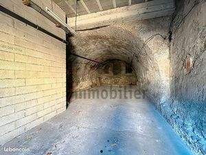 Parking/box 1 pièce 80 m²