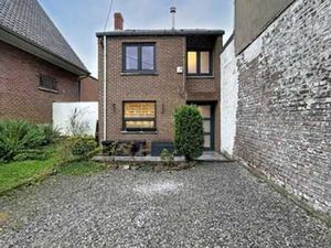 MAISON 3 FACADES AVEC JARDIN ET EMPLACEMENT DE PARKING PRIVE