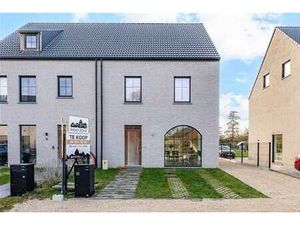 TOPPER Maison jumelée avec 4 chambres à coucher  prête à êtr