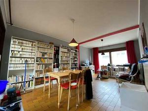 Bel appartement 2 chambres avec cour au centre-ville.