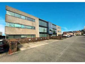 1.200 m² de bureaux au dernier étage  visibilité unique s...