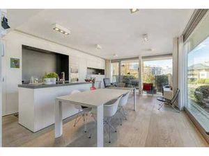 L'appartement moderne de Rietveld près de la mer à Sint-Ides