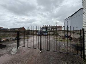 Entrepôt / hangar et grand parking à louer à Charleroi