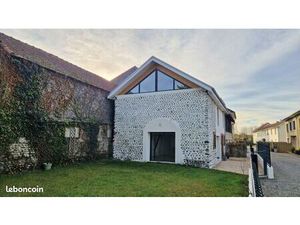 Grange entièrement rénovée de 120 m2 avec séjour cathédrale et terrain de 300m2