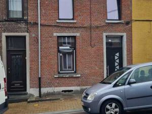 Charmante maison de rangée fraîchement remise à neuf