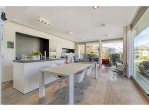 Modern appartement van Rietveld vlakbij zee in Sint-Idesbald