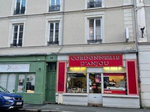 Gare  4 rue d'anjou  local commercial de. m2