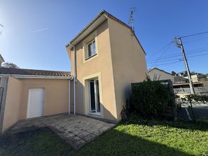 Maison trois pièces avec garage et jardin