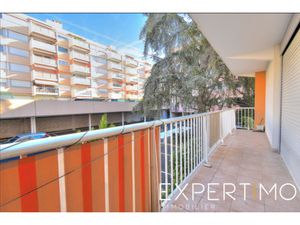 Vallauris  2 pièces avec parking cave  résidence piscine