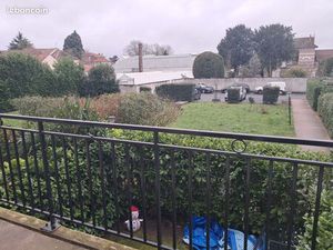 Beau studio avec balcon sur verdure