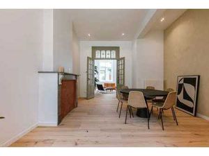 Maison de ville entièrement rénovée avec cinq chambres et un