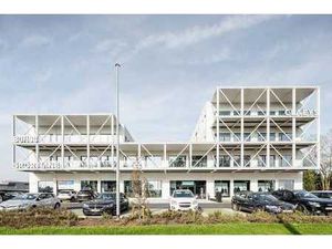 Bureau récemment construit d'environ 613 m² au R. Plaza à Ro