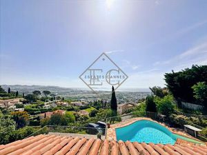 Élégance suspendue entre ciel et mer — Villa de rêve sur la Côte d'Azur