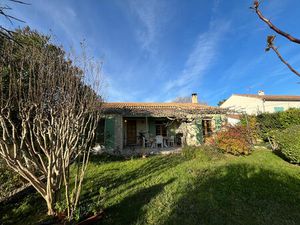 Maison de plein pied de 113 m3 avec sous sol et garage sur une parcelle de 577 m2 de terra