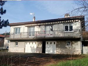 Maison familiale lumineuse avec grand terrain.