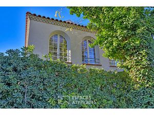 L'Authentique aux Courbes Classieuses : Terrain de Plus de 1000m² et Piscine