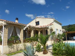 Maison plain pied avec garage  piscine et jardin attenant.