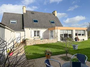 Entre Portsall et Ploudalmézeau : spacieuse maison familiale bien entretenue