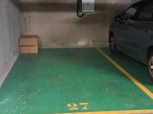 Place de parking équipée véhicule électrique + cave en option