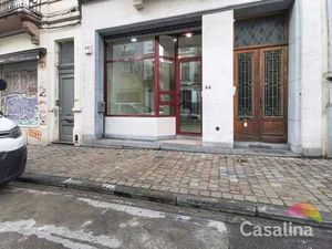 Rez-de-chaussée commercial à deux pas de la place