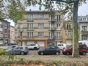 SCHAERBEEK - rez commercial