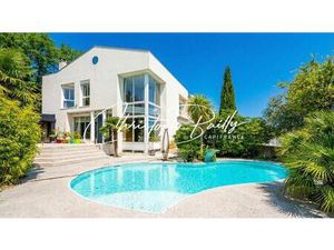 Maison d’architecte avec piscine et jardin paysager  dans un quartier recherché de l’est..