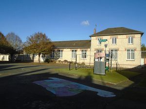 Vente immeuble 8 pièces 340 m² à Cloyes-les-Trois-Rivières (28220)  168 800 €