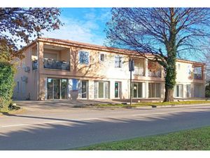 Vente locaux professionnels 330 m² à Entraigues-sur-la-Sorgue (84320)  559 800 €