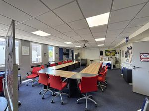 Locaux/Bureaux 928m² à louer - Bas Montreuil  accès direct métro  RER et bus