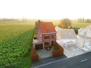 Halfopen bebouwing met 4 slaapkamers en garage in Langemark