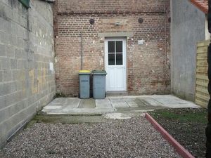 Maison de cité avec cour et dépendance