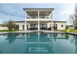 Refuge moderne niché entre ville et nature