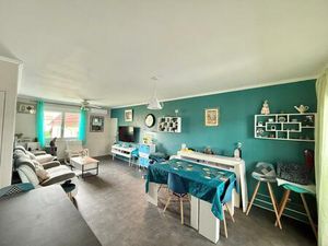 Maison avec 4 chambres et une pièce de loisir sur un terrain de 994m²