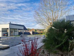 Maison traditionnelle en TBE climatisée avec 5 chambres dont 3 en RDC piscine pergola gara