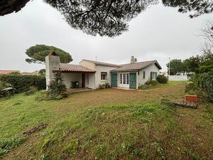 Situé au coeur du village de Chaucre  à proximité immédiate de la plage et des pistes cycl