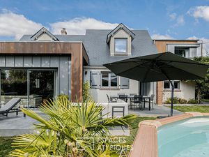 Maison rénovée avec extension cubique  jardin et piscine