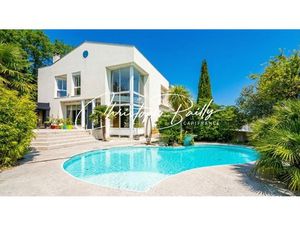 Maison d’architecte avec piscine et jardin paysager  dans un quartier recherché de l’est d