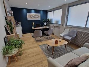 Pièce de consultation dans cabinet paramédical (13008)