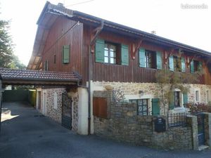 A louer en meublé un appartement d'environ 150m2 sur 2 niveaux avec dépendances dans une f