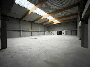 2.120 m² loods met 871 m² kantoren en 600 m² buitenstocka...