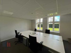 454 m² de bureaux prêts à l'emploi près de la R4